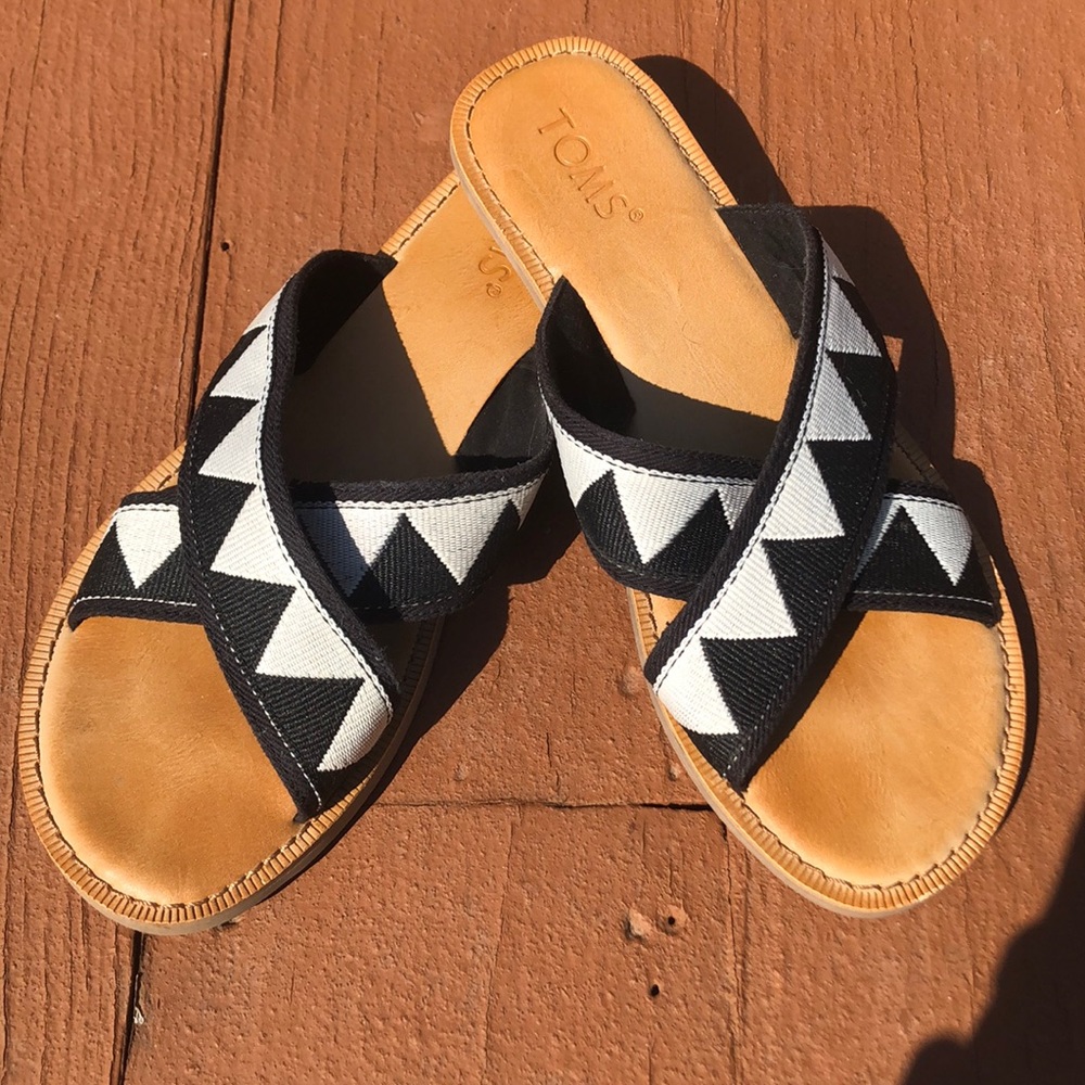 Women’s TOMS sandals black and white strap!